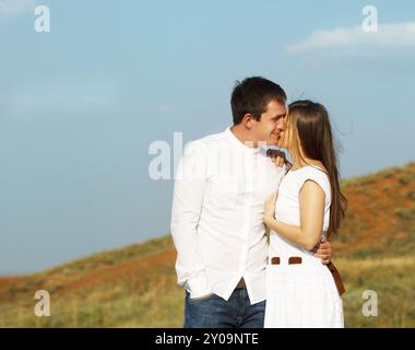 Giovane coppia felice in amore. Ritratto all'aperto Foto Stock