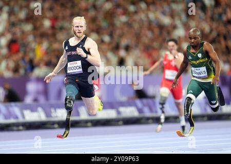 Il britannico Jonnie Peacock (a sinistra) finisce terzo nel 100m T64 Round 1 Heat 1 maschile allo Stade de France il quarto giorno dei Giochi Paralimpici estivi di Parigi 2024. Data foto: Domenica 1 settembre 2024. Foto Stock