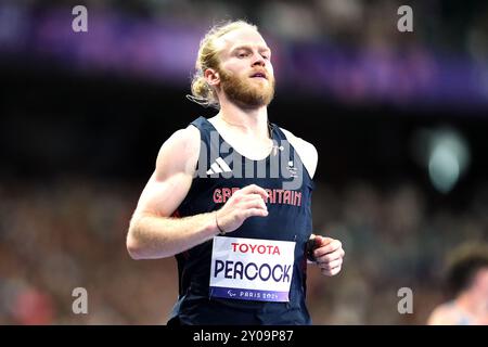 Jonnie Peacock, Gran Bretagna, finisce terzo nella gara 1 Heat 1 100m T64 maschile allo Stade de France il quarto giorno dei Giochi Paralimpici estivi di Parigi 2024. Data foto: Domenica 1 settembre 2024. Foto Stock