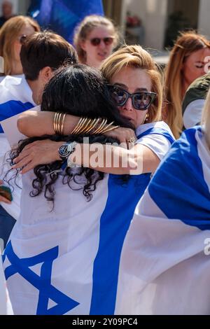 The Strand, Londra, Regno Unito. 1 settembre 2024. La comunità ebraica e l'abbraccio del loro alleato in una veglia tenuta in memoria di sei ostaggi brutalmente uccisi da Hamas in prigionia. Crediti: Amanda Rose/Alamy Live News Foto Stock