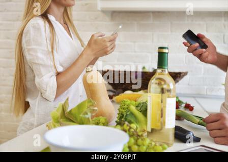 Felice coppia giovane come tagliare le verdure alla cucina. Accoppiare la preparazione di pasti. Close up Foto Stock