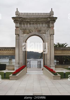 Parte dell'esterno del Ciragan Palace hotel Bosphorus Istanbul Turchia. Cancello Foto Stock