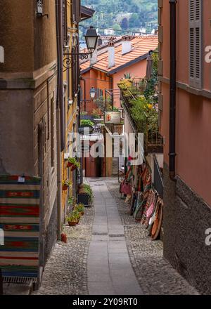 Bellagio, Italia, 26 aprile 2024. Tipico vicolo acciottolato a Bellagio sul Lago di Como Foto Stock