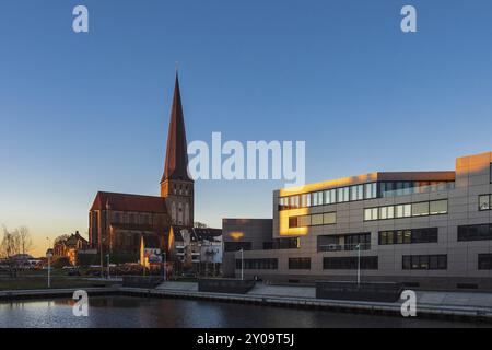 Il porto cittadino di Rostock la mattina Foto Stock