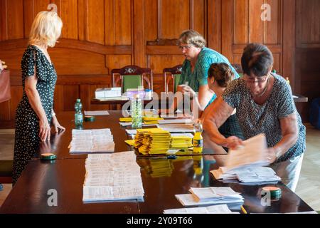 Waldheim - Landtagswahl 2024: Stimmauszählung nach Wahllokal-Schließung 01.09.2024 gegen 18 Uhr Stadtgebiet Waldheim Wahllokal Rathaus Waldheim im foto: Wahlhelfer im Wahllokal Rathaus Waldheim im Zentrum von Waldheim zählen nach 18 Uhr die Stimmzettel der Landtagswahl 2024 aus. Etwa 3,3 Millionen Wahlberechtigte waren am heutigen Sonntag aufgerufen, einen neuen Landtag in Sachsen für die kommenden Fünf Jahre zu wählen. Die Wahllokale waren von 8 Uhr bis 18 Uhr geöffnet. Favoriten der Wahl sind nach ersten Prognosen die CDU und die AfD. Drittstärkste Kraft könnte das neu gegründete BSW werden. Foto Stock