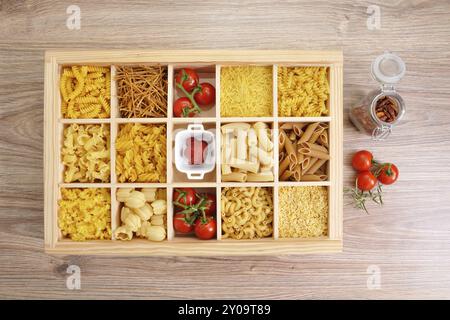 Vari tipi di pasta in una cornice. Vari tipi di pasta con decorazione Foto Stock