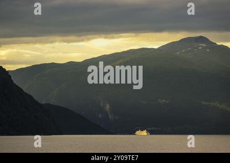 Vista dello Storfjord in Norvegia in serata Foto Stock