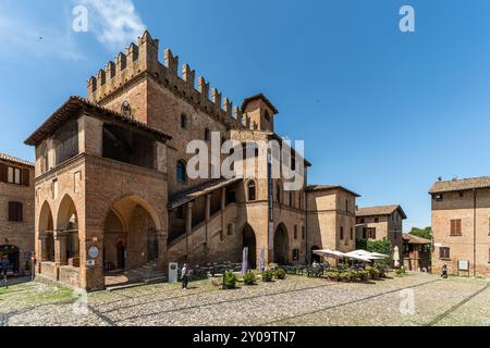 Castell'Arquato, Italia, 16 giugno 2024. La piazza principale di Castell'Arquato, uno dei borghi più belli d'Italia Foto Stock