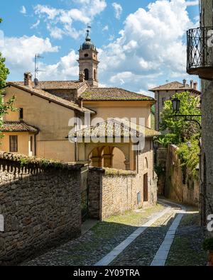 Sentiero in pietra che conduce ad una chiesa a Castell'Arquato, un tipico villaggio dell'Emilia-Romagna, Italia Foto Stock