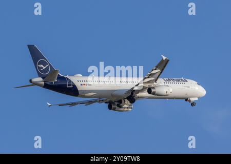 L'Airbus a321 della Lufthansa decolla dall'aeroporto di Helsinki Foto Stock