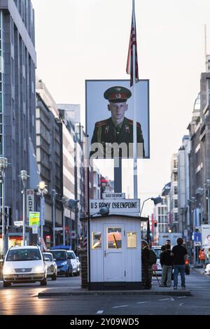 BERLINO, GERMANIA, SETTEMBRE 27: Foto di un soldato in un ex checkpoint dell'esercito americano a Berlino il 27 settembre 2009 a Berlino, Germania, Europa Foto Stock