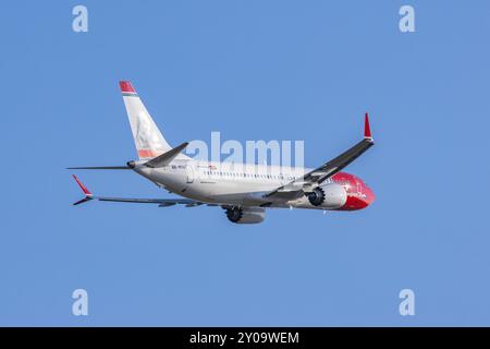 Il Boeing 737 MAX norvegese decolla dall'aeroporto di Helsinki Foto Stock