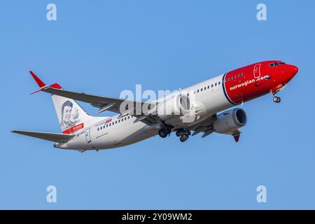 Il Boeing 737 MAX norvegese decolla dall'aeroporto di Helsinki Foto Stock