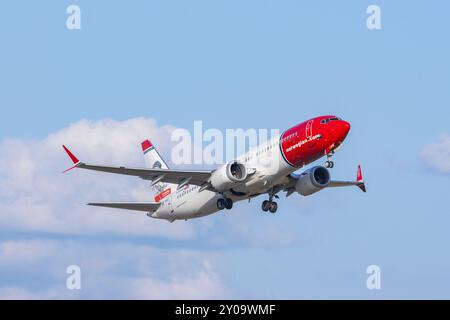 Il Boeing 737 MAX norvegese decolla dall'aeroporto di Helsinki Foto Stock