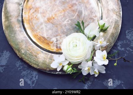 Bianco bouquet ranuncoli su sfondo nero in vista superiore Foto Stock