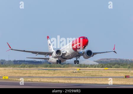 Il Boeing 737 MAX norvegese decolla dall'aeroporto di Helsinki Foto Stock