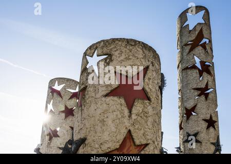 Colonne nazionali di fronte al Museo europeo, Schengen, Canton Remich, Lussemburgo, Europa Foto Stock