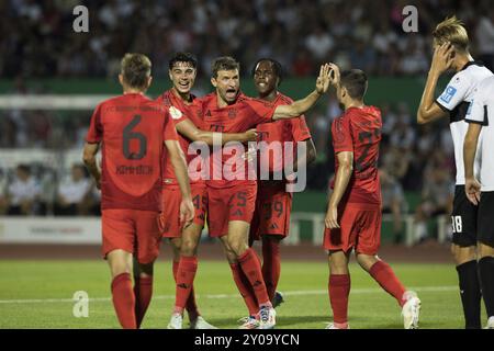 Partita di calcio, Thomas Mueller FC Bayern Monaco centro celebra energicamente il suo gol 0:1 con da sinistra a destra Joshua KIMMICH FC Bayern Monaco W Foto Stock