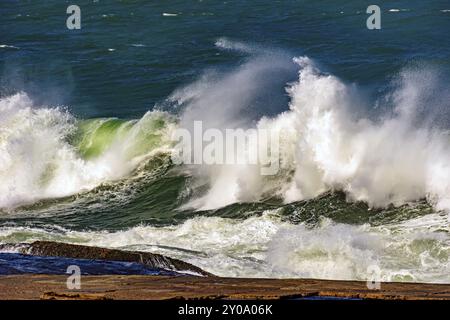 Grandi onde si schiantano sulle spiagge di Rio de Janeiro durante una tempesta tropicale in estate Foto Stock