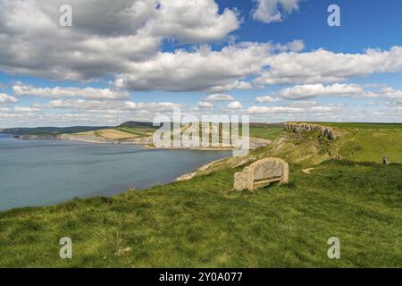 Banco di pietra a lungo la costa sud occidentale percorso con una veduta della Jurassic Coast e Emmett's Hill, vicino Worth Matravers, Jurassic Coast, Dorset, Regno Unito Foto Stock