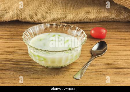 Riso tagliatelle in latte di cocco e sciroppo sul tavolo di legno Foto Stock