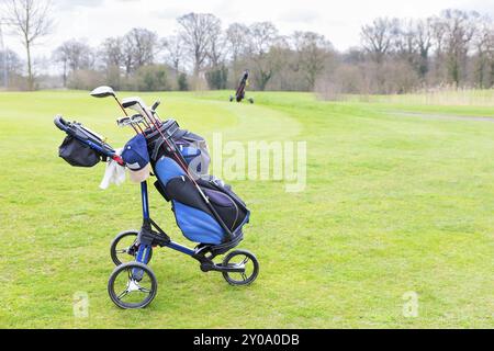 Golf trolley in piedi sul verde campo da golf europeo Foto Stock