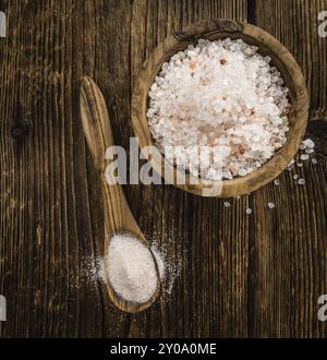 Rosa Sale Himalayano su legno rustico sfondo (close-up shot) Foto Stock