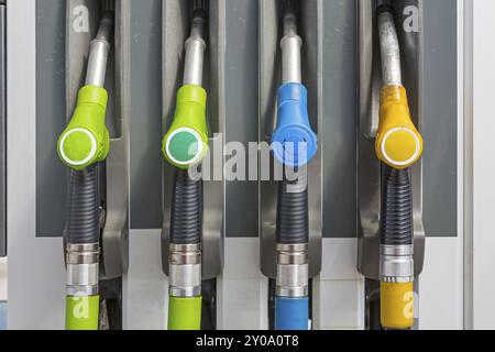 Rubinetti di benzina in una stazione di servizio francese Foto Stock