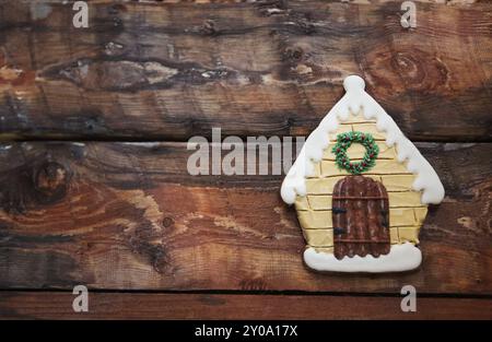 Casa di pan di zenzero di Natale su sfondo di legno Foto Stock