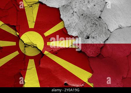 Bandiere della Macedonia del Nord e della Polonia dipinte su un muro incrinato Foto Stock