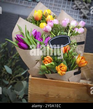 Rosa, giallo e arancione tulipani colorati closeup in vendita nel mercato dei fiori Foto Stock