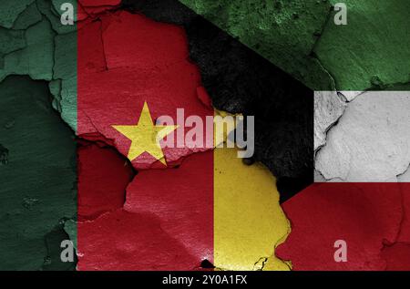 Bandiere del Camerun e del Kuwait dipinte su un muro incrinato Foto Stock