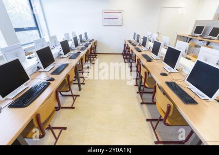 I computer desktop nel computer lab di alta scuola Foto Stock