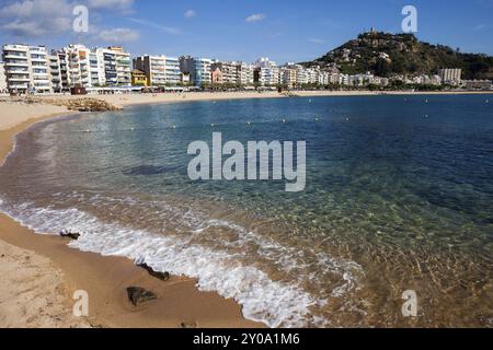 Città di Blanes sulla Costa Brava in Catalogna, Spagna, baia sul mare e skyline della città, Europa Foto Stock