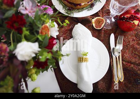 Tabella di dessert per un matrimonio. Torta, tortine, dolcezza e fiori Foto Stock