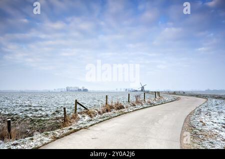 Strada ciclabile per il mulino a vento in inverno, Paesi Bassi Foto Stock