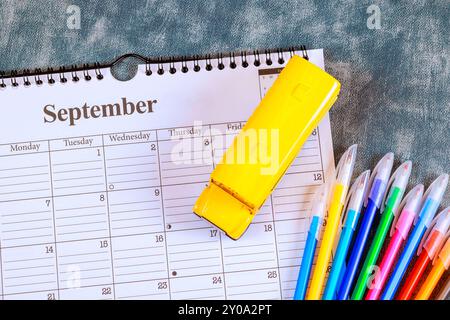 Matite colorate giocattolo scuolabus giallo, materiale scolastico, matite colorate per tornare a scuola. Foto Stock