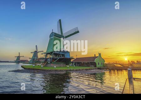 Amsterdam Paesi Bassi, il paesaggio dell'alba del mulino a vento olandese e la casa tradizionale a Zaanse Schans Village Foto Stock