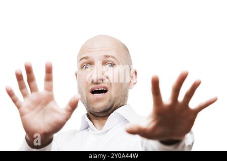 Uomo d'affari spaventato o terrorizzato con paura e stress espressione mano gesturing nascondere viso stop segno bianco isolato Foto Stock