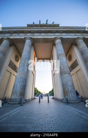 Porta di Brandeburgo a Berlino vista dal basso Foto Stock