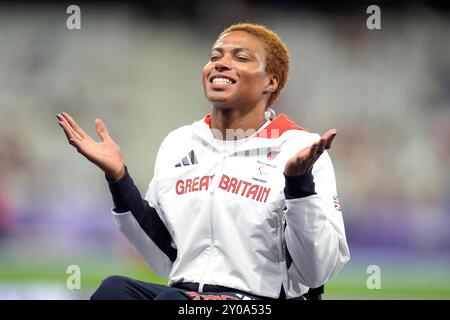 Il Gran Bretagna Kare Adenegan celebra la vittoria dell'argento nella finale femminile 100m T34 allo Stade de France il quarto giorno dei Giochi Paralimpici estivi di Parigi 2024. Data foto: Domenica 1 settembre 2024. Foto Stock