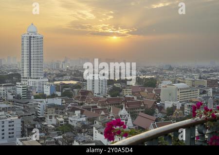 Panorama dello skyline di Bangkok al tramonto dalla Grand China Princess a Chinatown, Thailandia, Asia Foto Stock