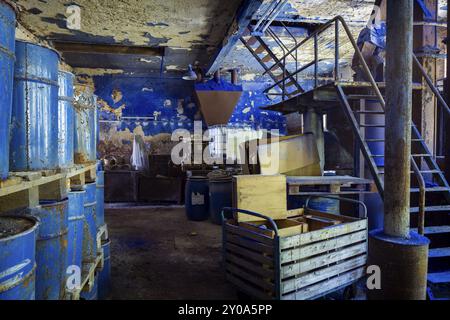 La fabbrica di colore blu di Schindler si trova direttamente sul fiume Zwickauer Mulde e appartiene al distretto Zschorlau di Albernau, nell'ora sassone Mo Foto Stock