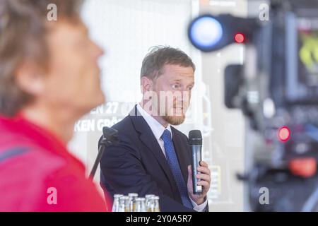 Il ministro Michael Kretschmer partecipa all'inaugurazione di un forno a forgiatura a idrogeno presso l'impianto di forgiatura di Groeditz e dà una W Foto Stock