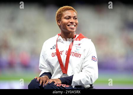 Il Gran Bretagna Kare Adenegan celebra la vittoria dell'argento nella finale femminile 100m T34 allo Stade de France il quarto giorno dei Giochi Paralimpici estivi di Parigi 2024. Data foto: Domenica 1 settembre 2024. Foto Stock