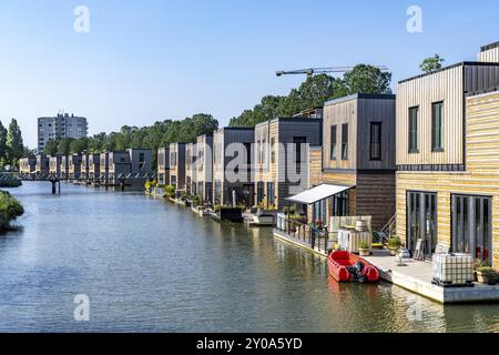 18 edifici residenziali galleggianti Havenlofts Nassauhaven, energia neutra, celle solari, calore da biomassa, costruzioni in legno, i propri trattamenti per le acque reflue Foto Stock