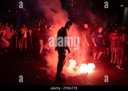 Tel Aviv, Israele. 1 settembre 2024. La famiglia, gli amici e i sostenitori degli ostaggi israeliani presi da Hamas a Gaza bruciano oggetti durante una protesta a Tel Aviv. Crediti: Ilia Yefimovich/dpa/Alamy Live News Foto Stock