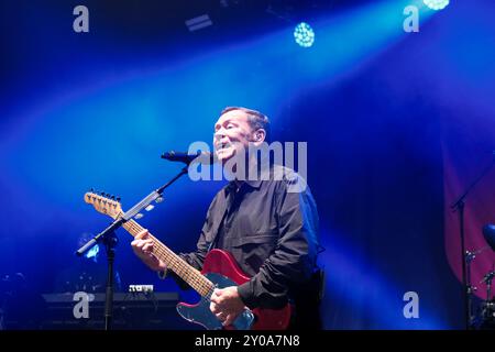 Jedburgh, Regno Unito. 1 settembre 2024. EdgeFest 2024, Festival musicale. UB40 con Ali Campbell che si esibisce sul palco all'EdgeFest 2024, Un nuovo festival musicale, negli Scottish Borders, che si tiene a Lilliardsedge, vicino a Jedburgh. Il secondo anno dell'evento, attirando grandi folle. Main Stage Line Up giorno due 13:00 - LATTE VERSATO 14:10 - SCOOTY E SKYHOOKS 15:25 - LUCY SPRAGGAN 16:45 - SCOUTING PER RAGAZZE 18:15 - JAKE BUGG 19:45 - CALLUM BEATTIE 21:15 - UB40 CON ALI CAMPBELL ( credito: Rob Gray/Alamy Live News Foto Stock