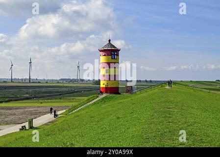 Faro di Pilsum sulla diga, Pilsum, Krummhoern, Frisia orientale, bassa Sassonia, Germania, Europa Foto Stock