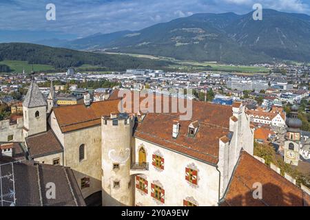 Vista sul castello di Brunico, alto Adige Foto Stock